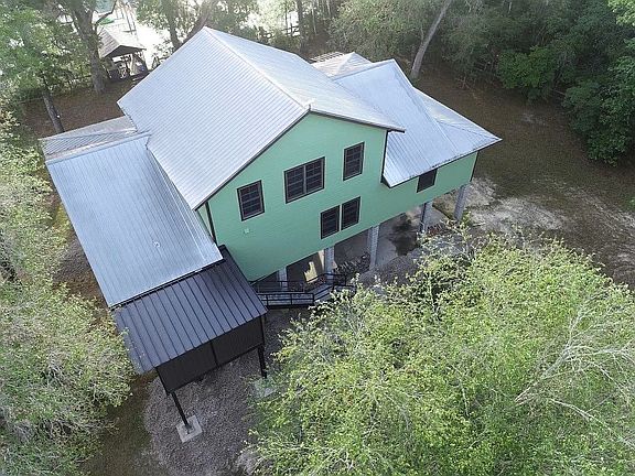 3rd image of 996 SE Riverside West Dr