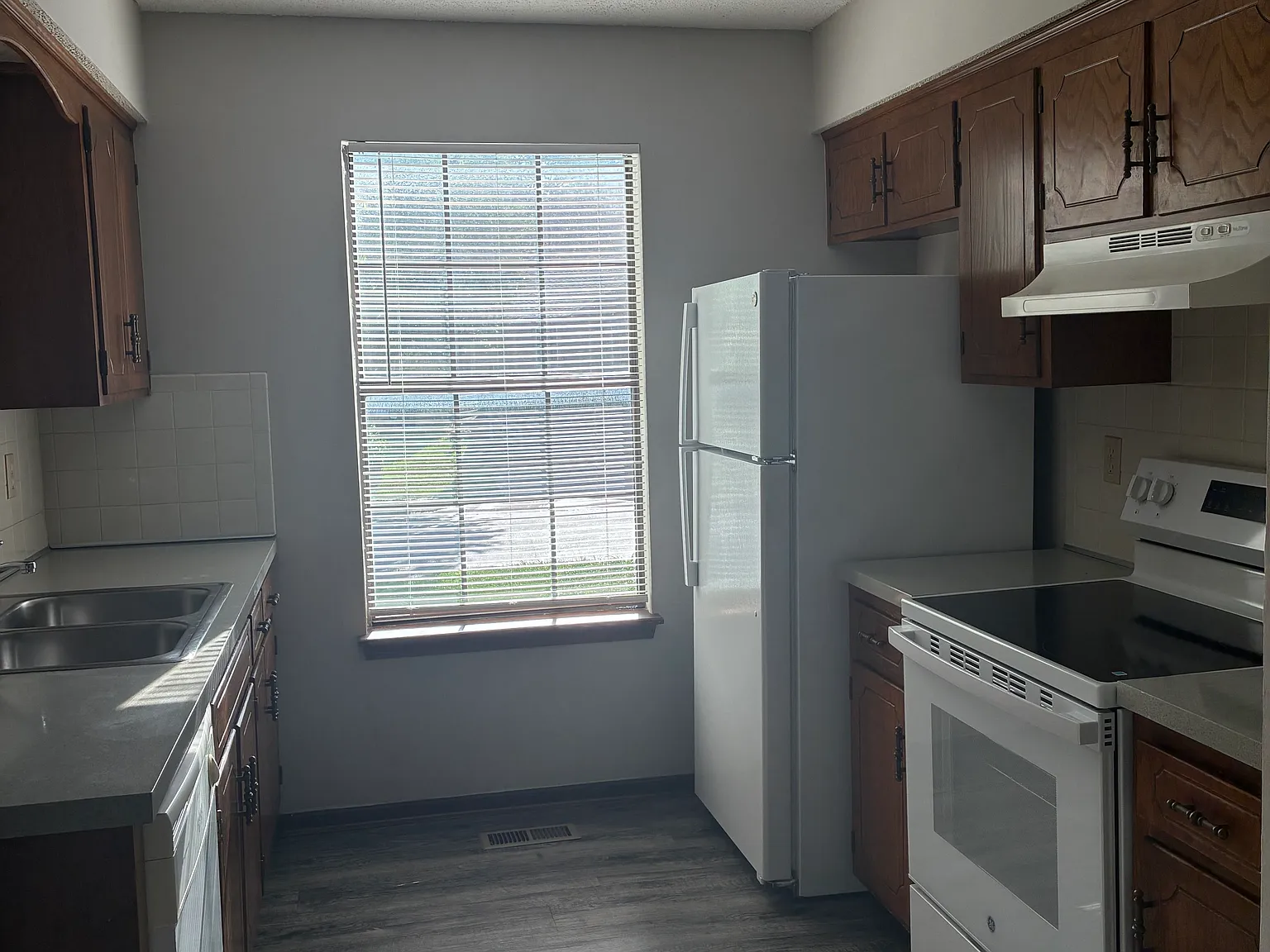 3 bed, 1600 sqft, $1,699 — Photo 2