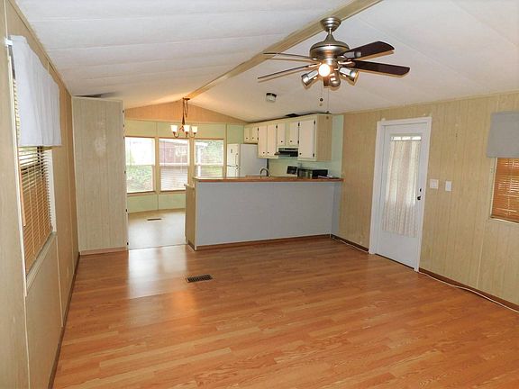 2nd image of 3829 Oakcrest Ln