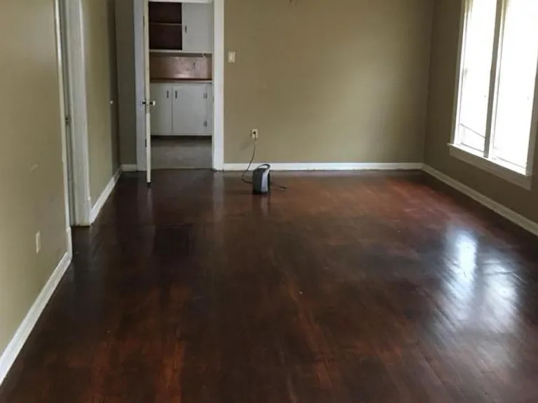 1111 N Ash St — Photo 2
