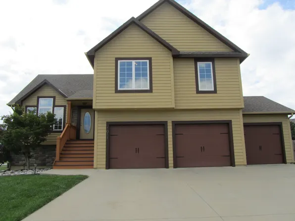1011 Allen Ct, Lawrence, KS 66049