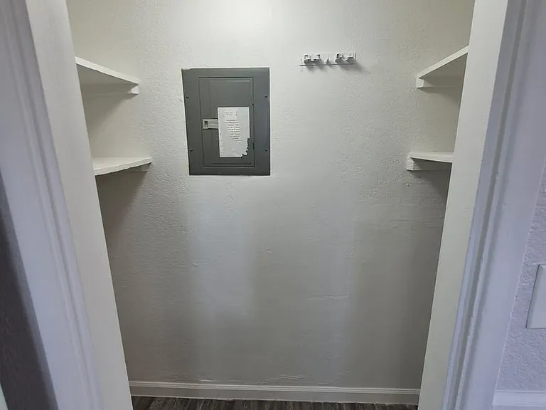 February Free Rent! Brand New Flooring Throughout! Private Laundry & Private Storage! Like New Re... — Photo 7