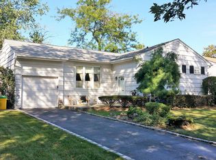 86 Brentwood Ln, Valley Stream, NY 11581