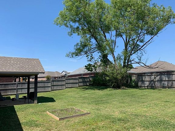2nd image of 907 Clubhouse Dr