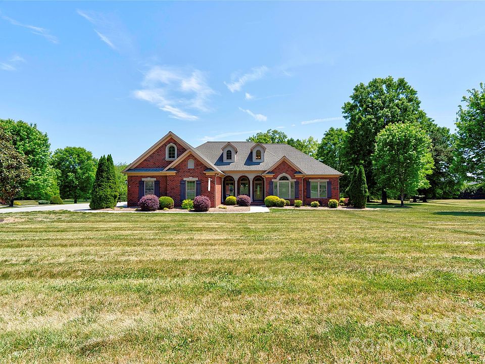 1st image of 207 Cross Creek Dr