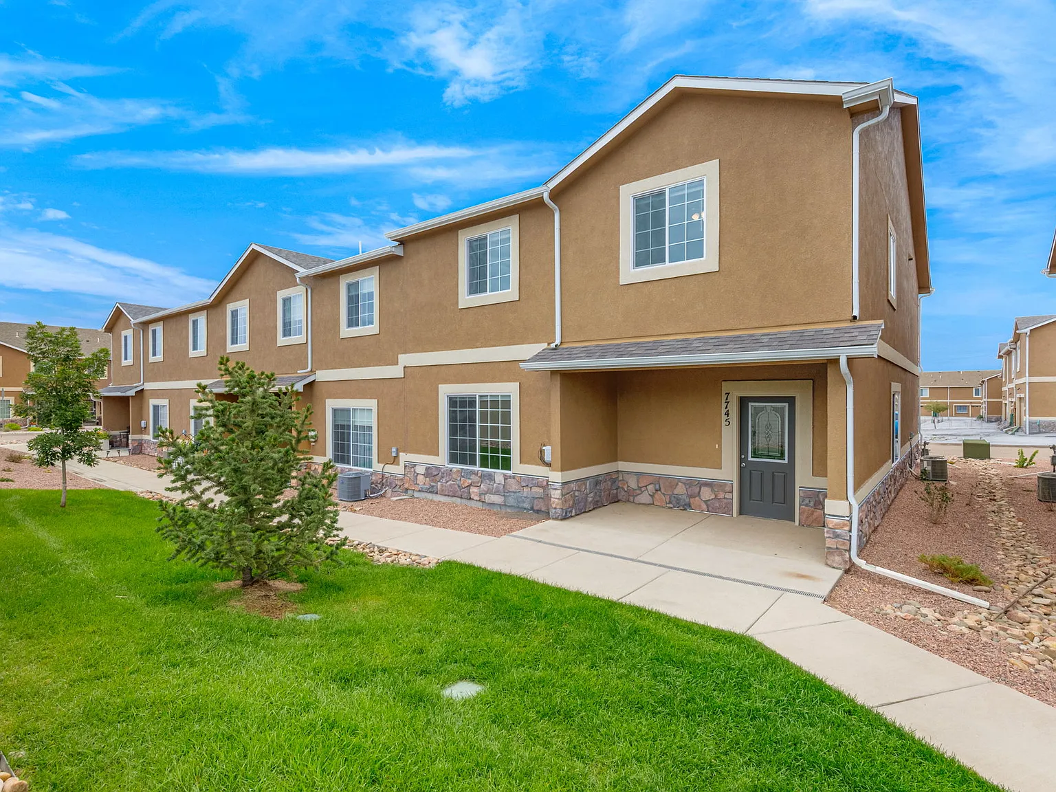 3 bed, 2.5 bath, 2068 sqft, $2,295 — Photo 2