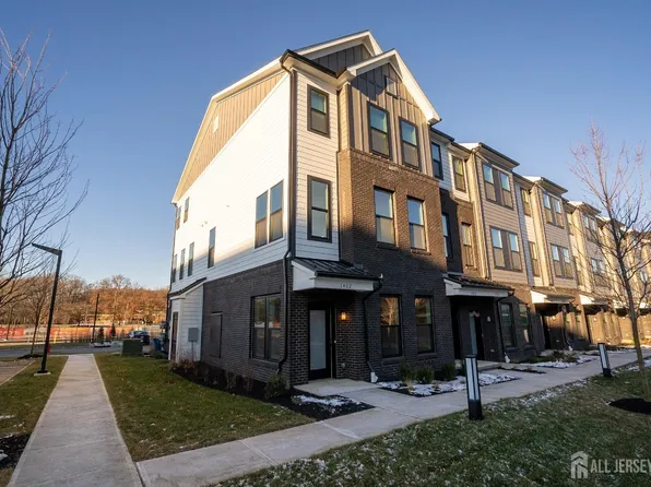1402 Sadie Cir, New Brunswick, NJ 08901