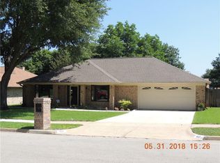 417 Overcrest Dr, Benbrook, TX 76126