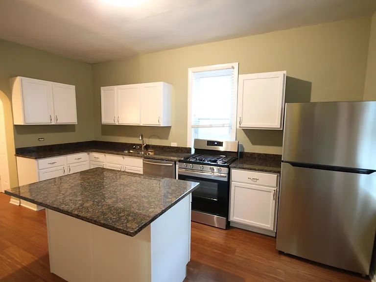 2115 W Wellington Ave #1R — Photo 8