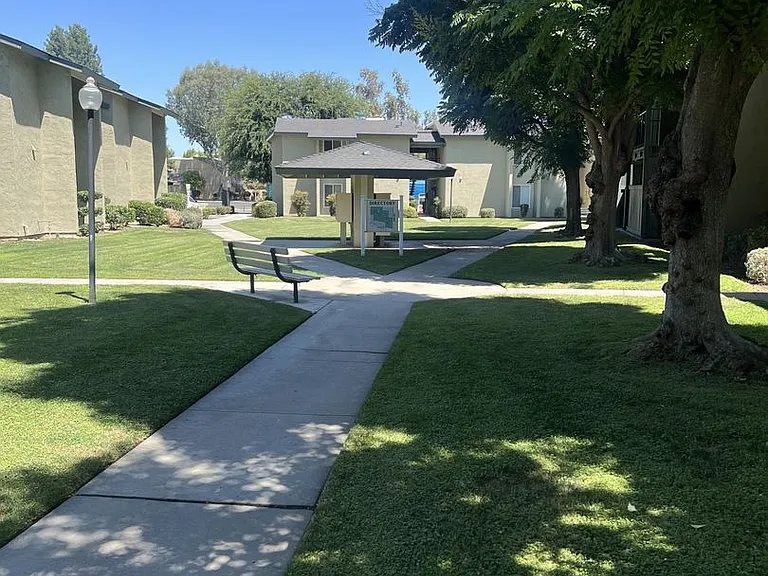 Raintree Garden Apartments — Photo 12