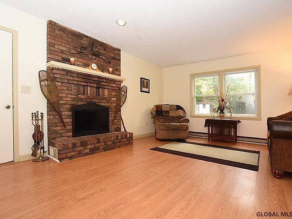 4th image of 8 Heinrick Cir