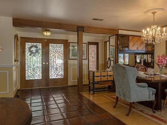 4th image of 914 Blue Spring Dr