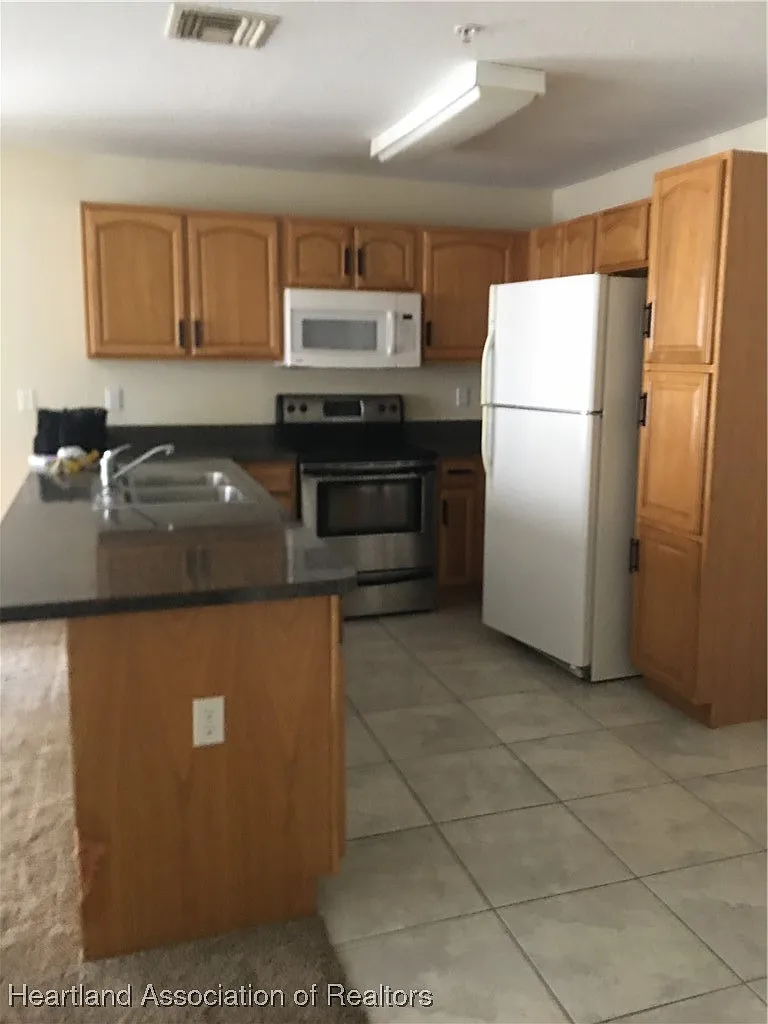 2 bed, 4.0 bath, 900 sqft, $1,050 — Photo 4