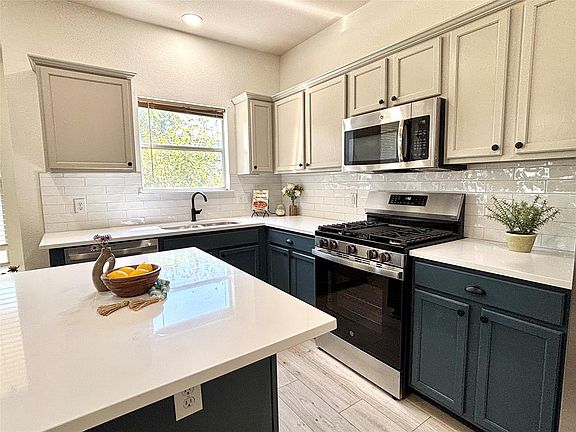 2nd image of 1104 Henderson Dr