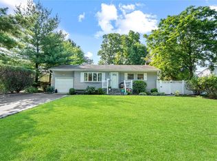 26 Genesee Dr, Commack, NY 11725