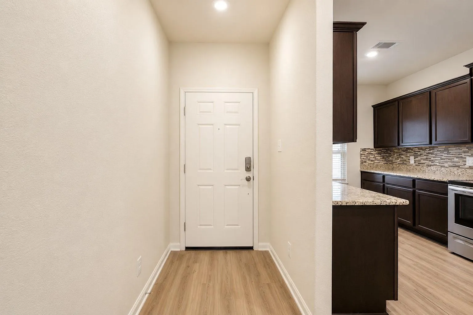 5 bed, 2.5 bath, 2586 sqft, $2,550 — Photo 3