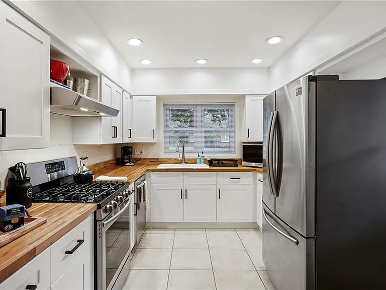 961 E Rock Springs Rd NE — Photo 15