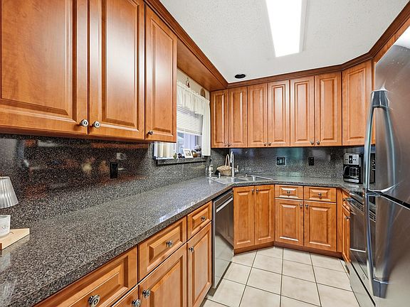 4th image of 2118 Discovery Circle W