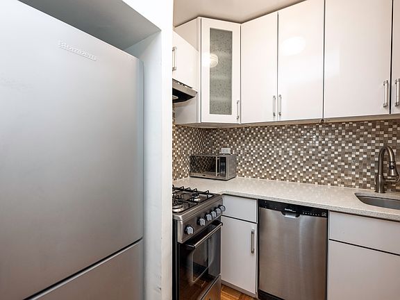 5th image of 166 E 35th St APT 10B
