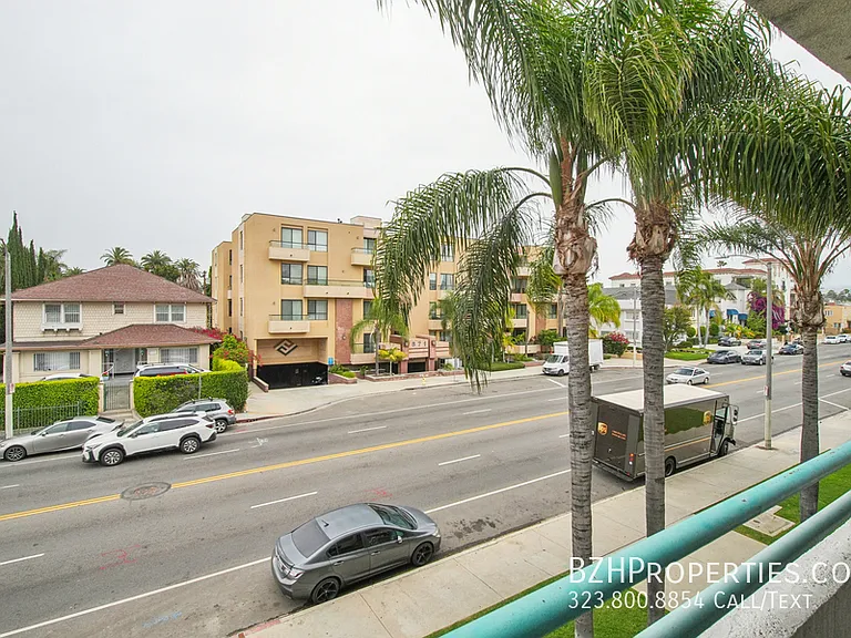 870 Crenshaw — Photo 4