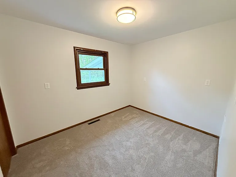 2350 N Eastman Rd — Photo 5