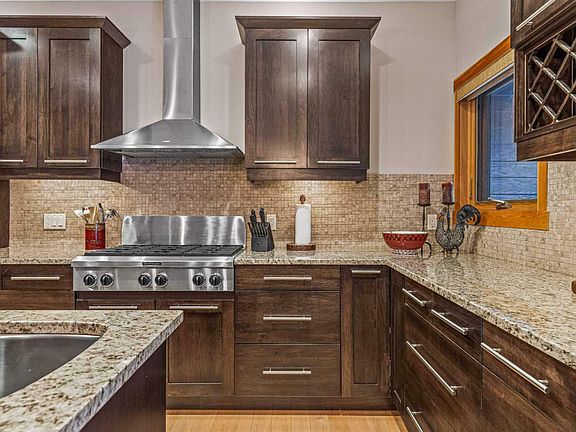2nd image of 13-101 Armstrong Pl #13