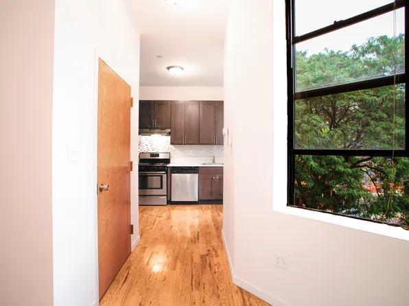 194 Vernon Avenue image 10 of 22