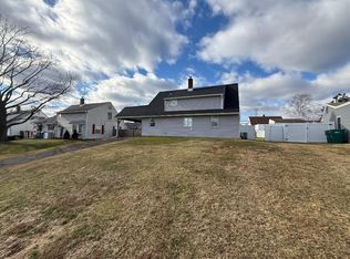 19 Inbrook Rd, Levittown, PA 19057