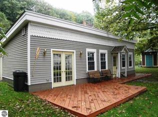 113 Leelanau Ave, Frankfort, MI 49635