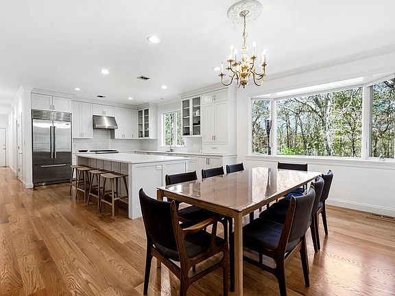 4th image of 15 Tredwell Ln