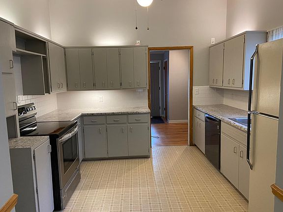 Large kitchen! Stove stays!