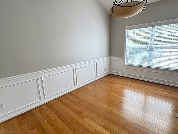 3rd image of 5660 Arrowind Rd