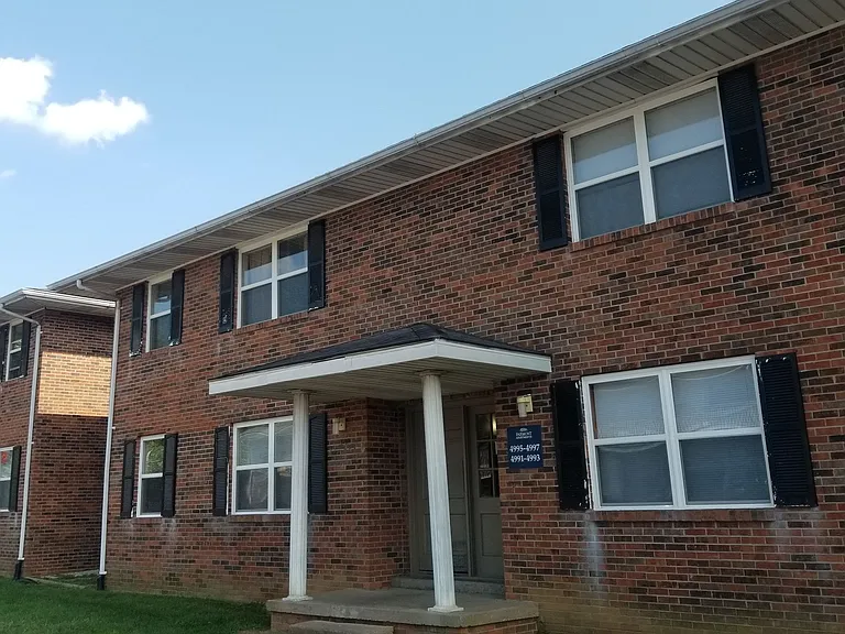 Fairmont Apartments — Photo 9
