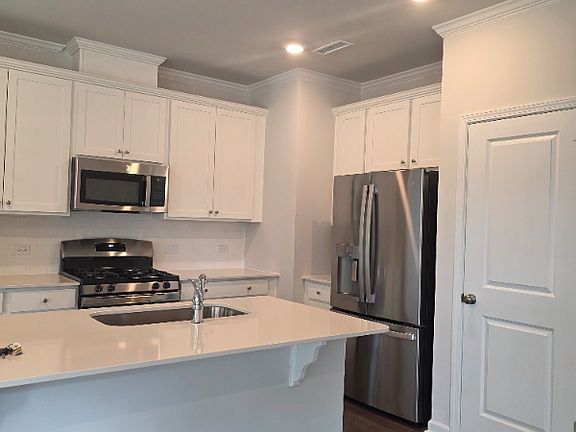 5th image of 176 Paramount Dr