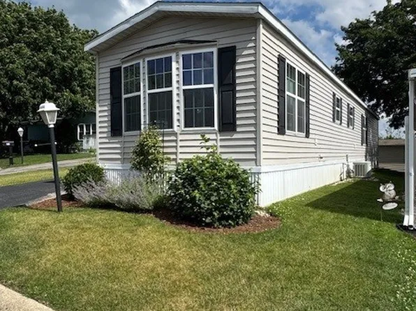 822 Oakbrook Dr, Crystal Lake, IL 60014