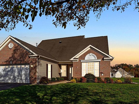 3rd image of 425 Morning Glory Ln