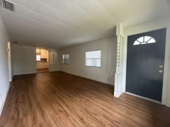 5864 Camelot Dr S #207, Sarasota, FL 34233