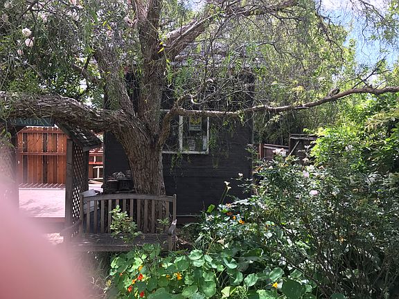 Detached structure and deck