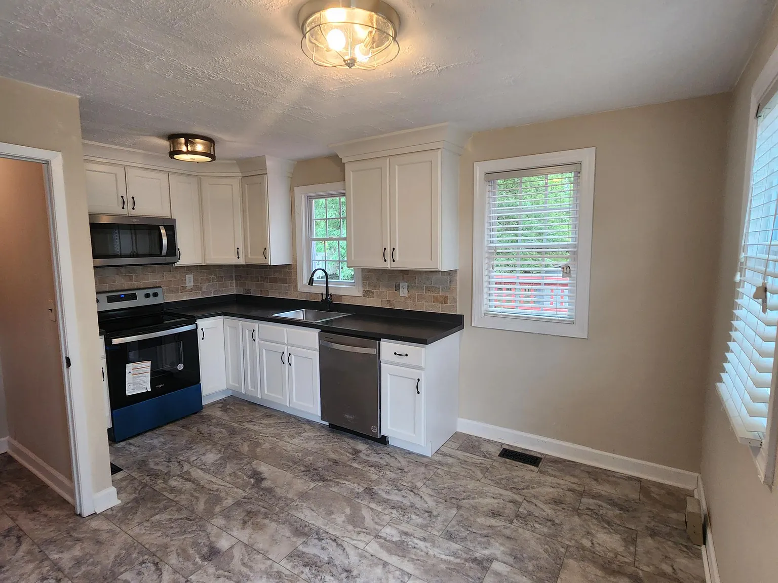 2 bed, 775 sqft, $1,900 — Photo 4