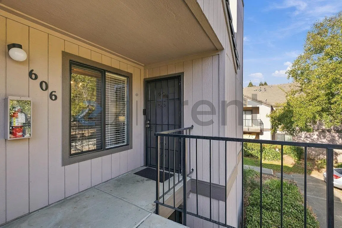2 bed, 948 sqft, $2,562 — Photo 3