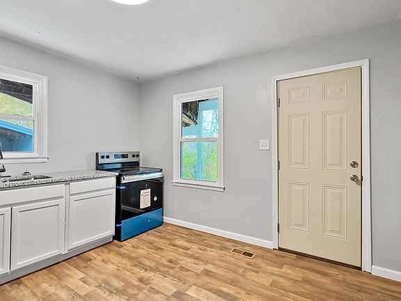 3rd image of 3223 Lay Ave