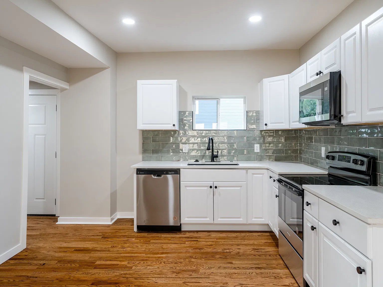 4 bed, 2100 sqft, $2,400 — Photo 4