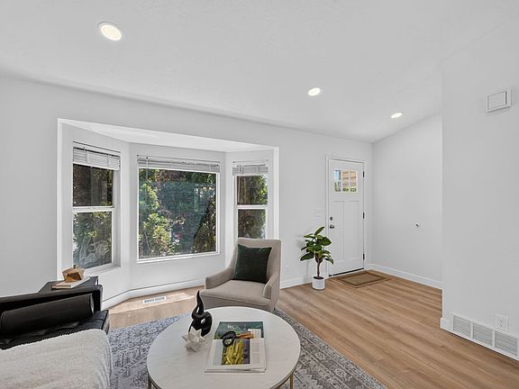 5th image of 3684 S Queenspointe Ln