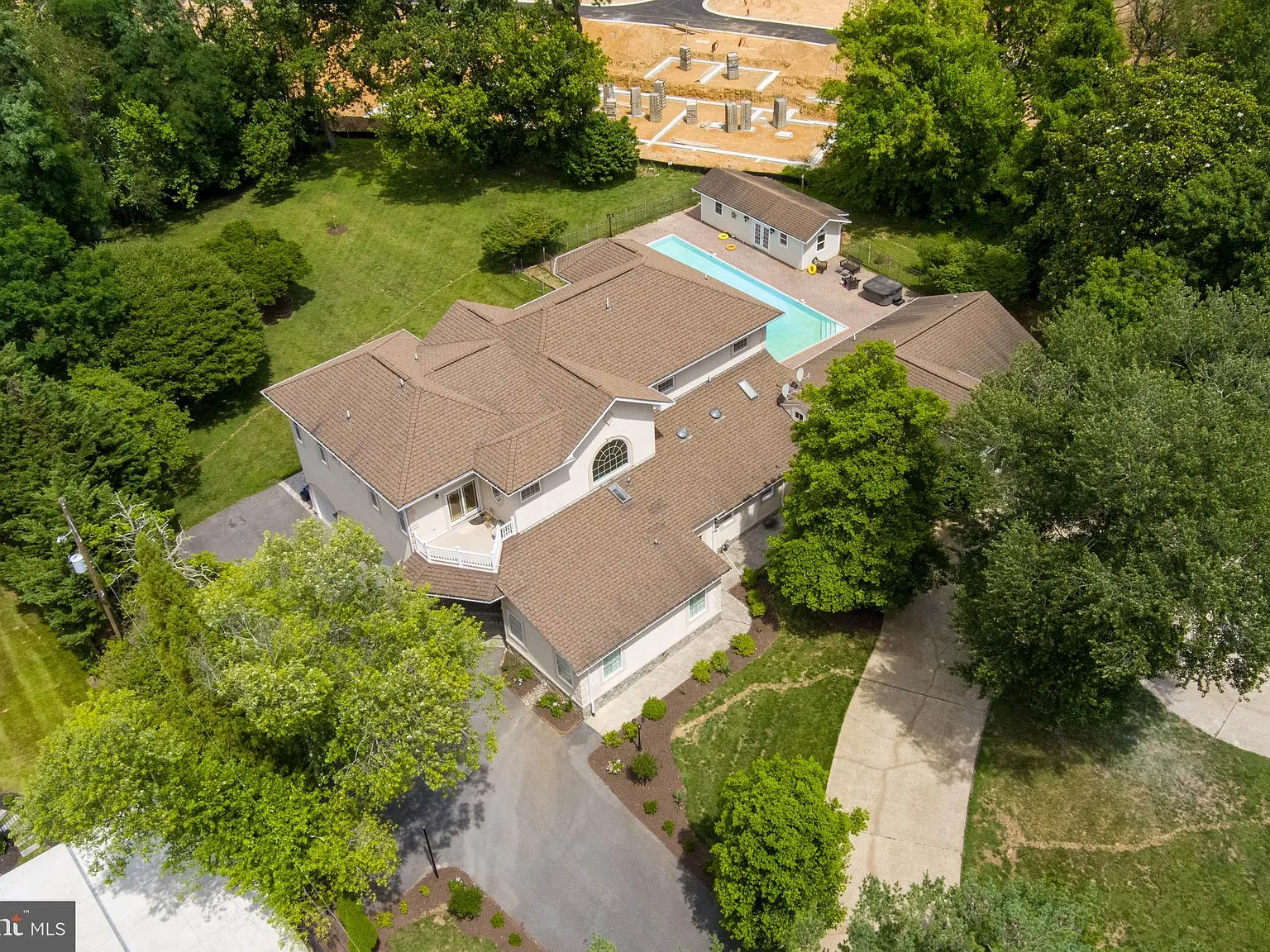 6 bed, 5.5 bath, 7897 sqft, $16,000 — Photo 3