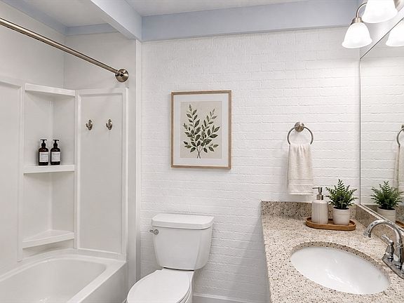 5th image of 1575 Beacon St APT 3R