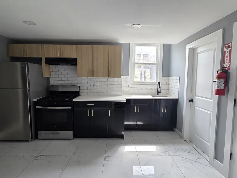 559 Grove St #2 — Photo 1