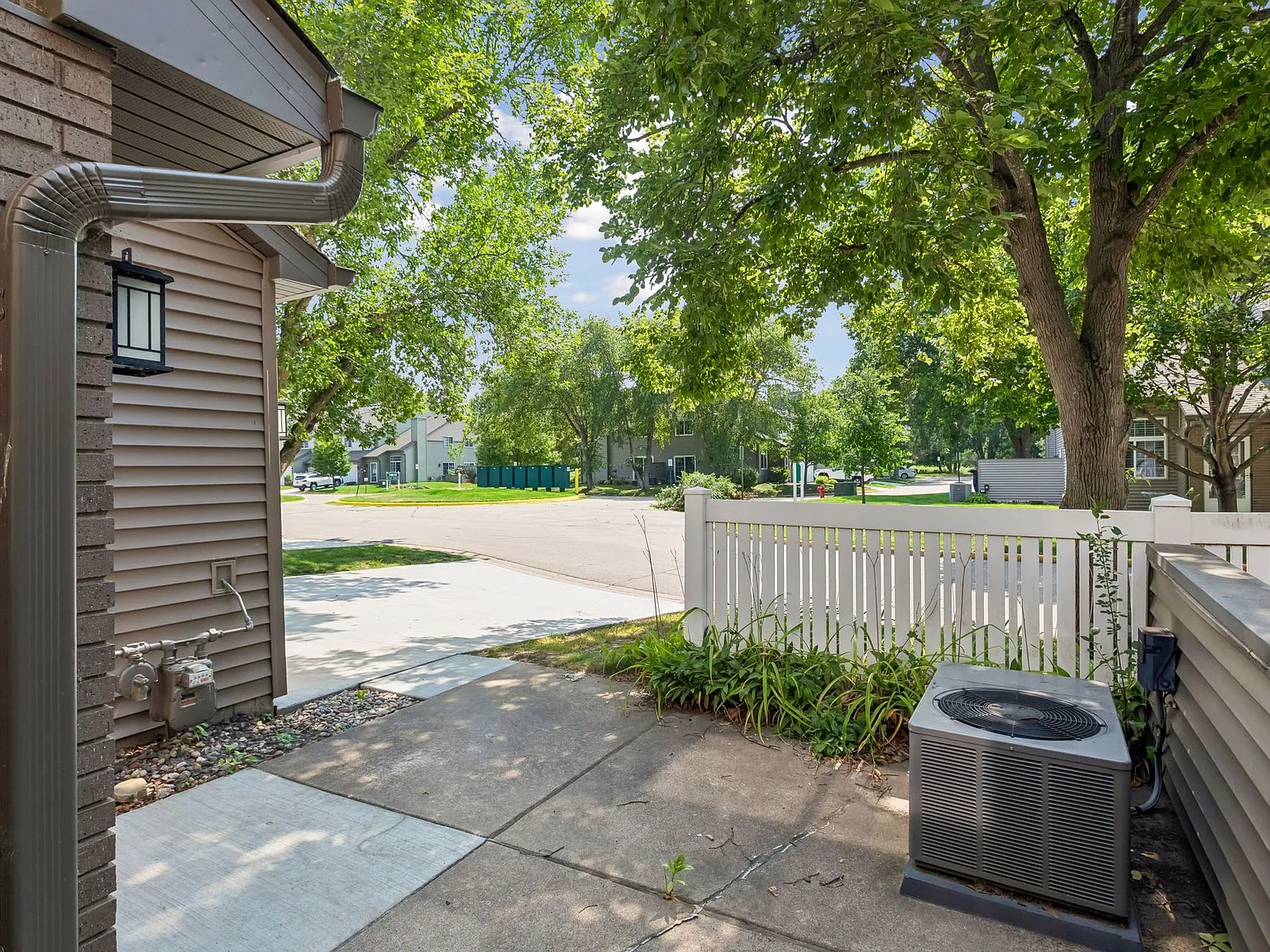 2 bed, 1076 sqft, $1,745 — Photo 3