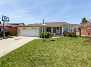 34091 Chatsworth Dr, Sterling Heights, MI 48312