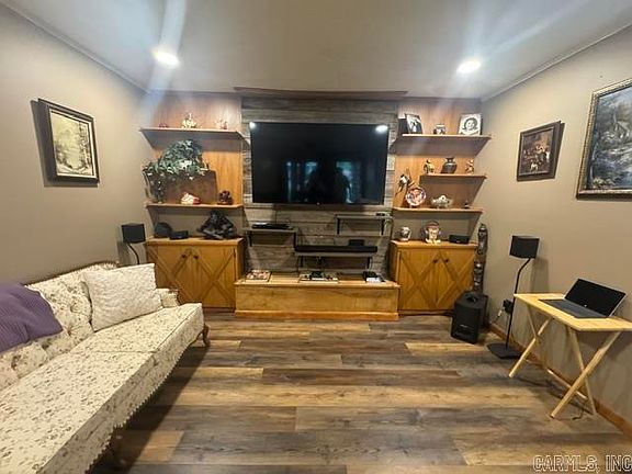 5th image of 2417 Owen St