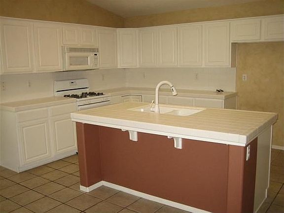 2nd image of 996 W Windsor Dr